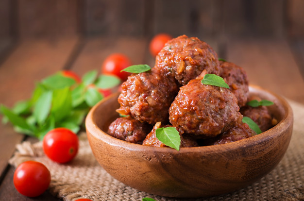 Albóndigas con tomate y albahaca